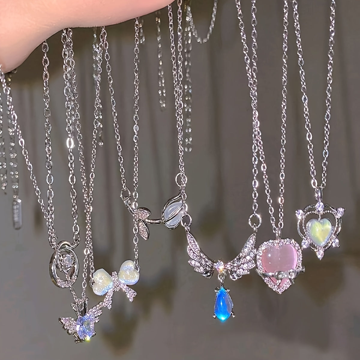 🎀 Renkli Aşk Fiyonk Kolye Seti – Parlak ve Eğlenceli Seçim