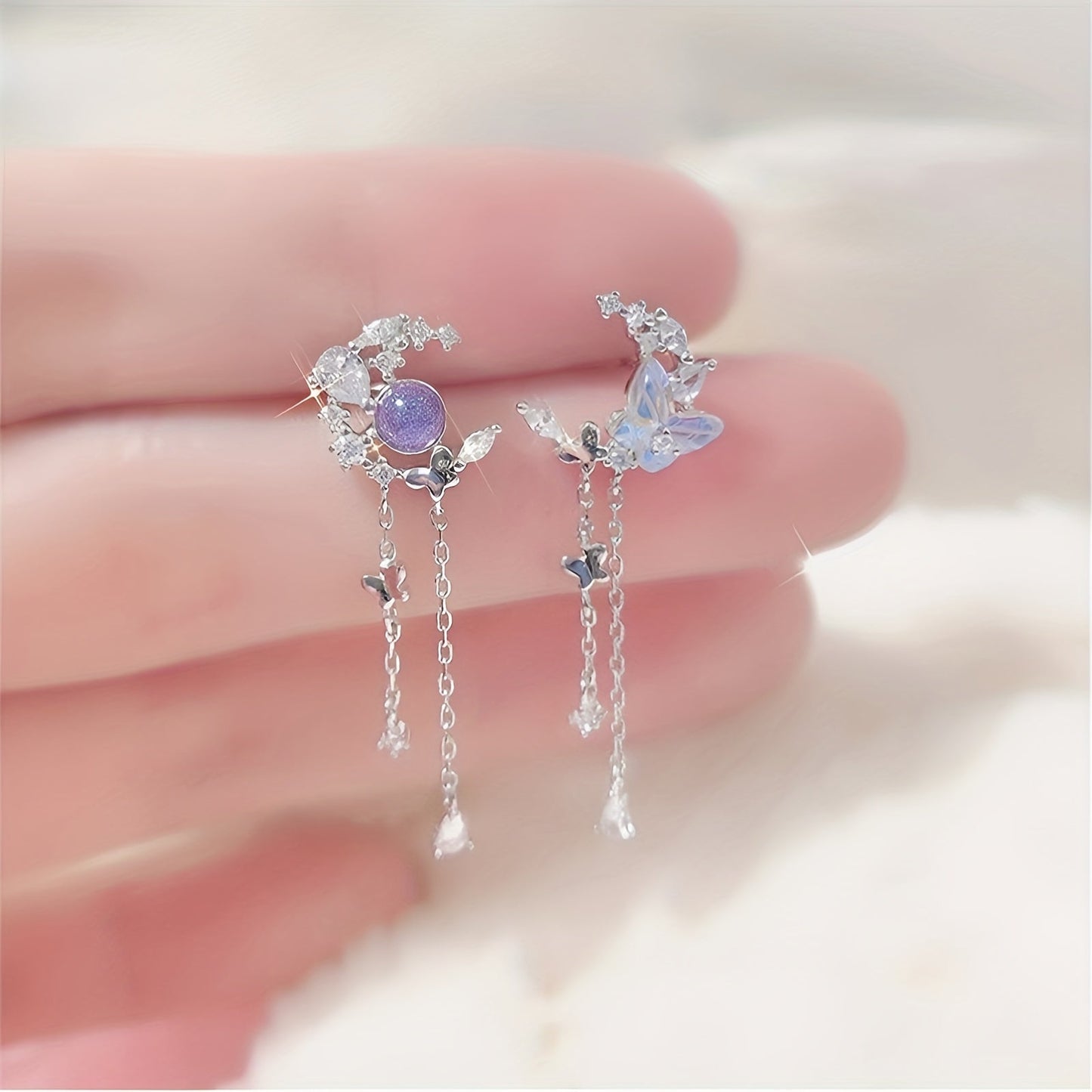 🌙 Kelebek & Ay Püsküllü Küpe – Asimetrik ve Şık Detay