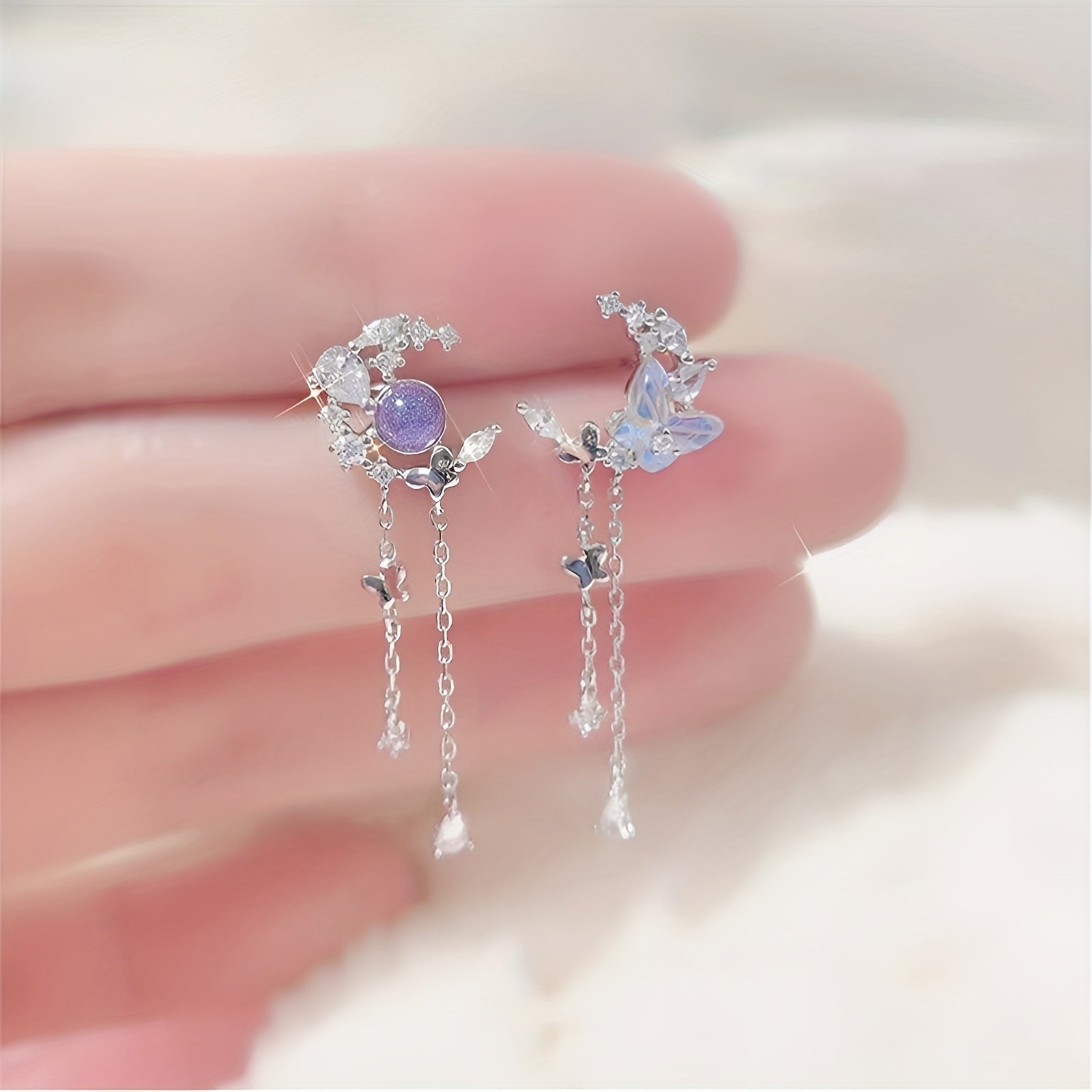 🌙 Kelebek & Ay Püsküllü Küpe – Asimetrik ve Şık Detay