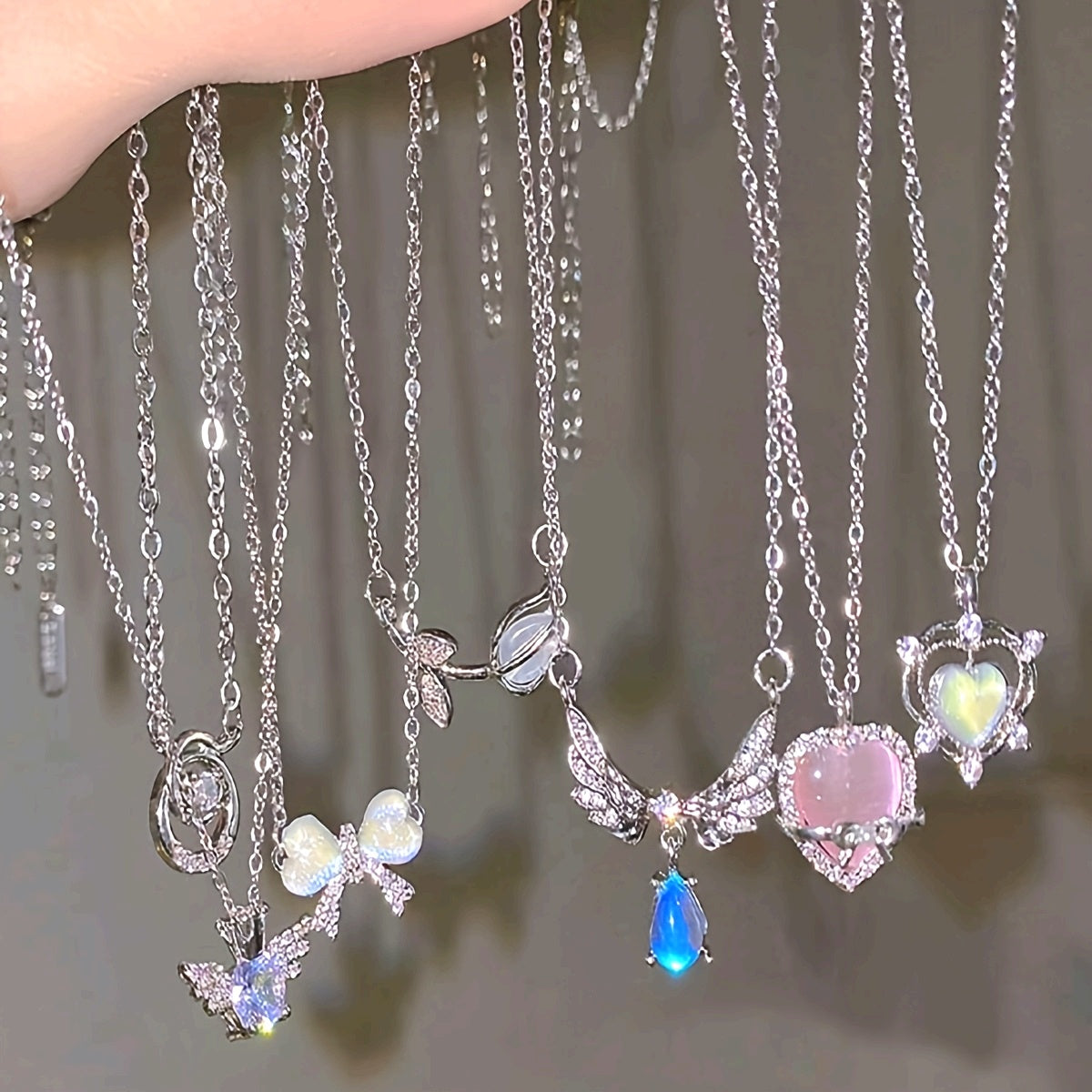 🎀 Renkli Aşk Fiyonk Kolye Seti – Parlak ve Eğlenceli Seçim