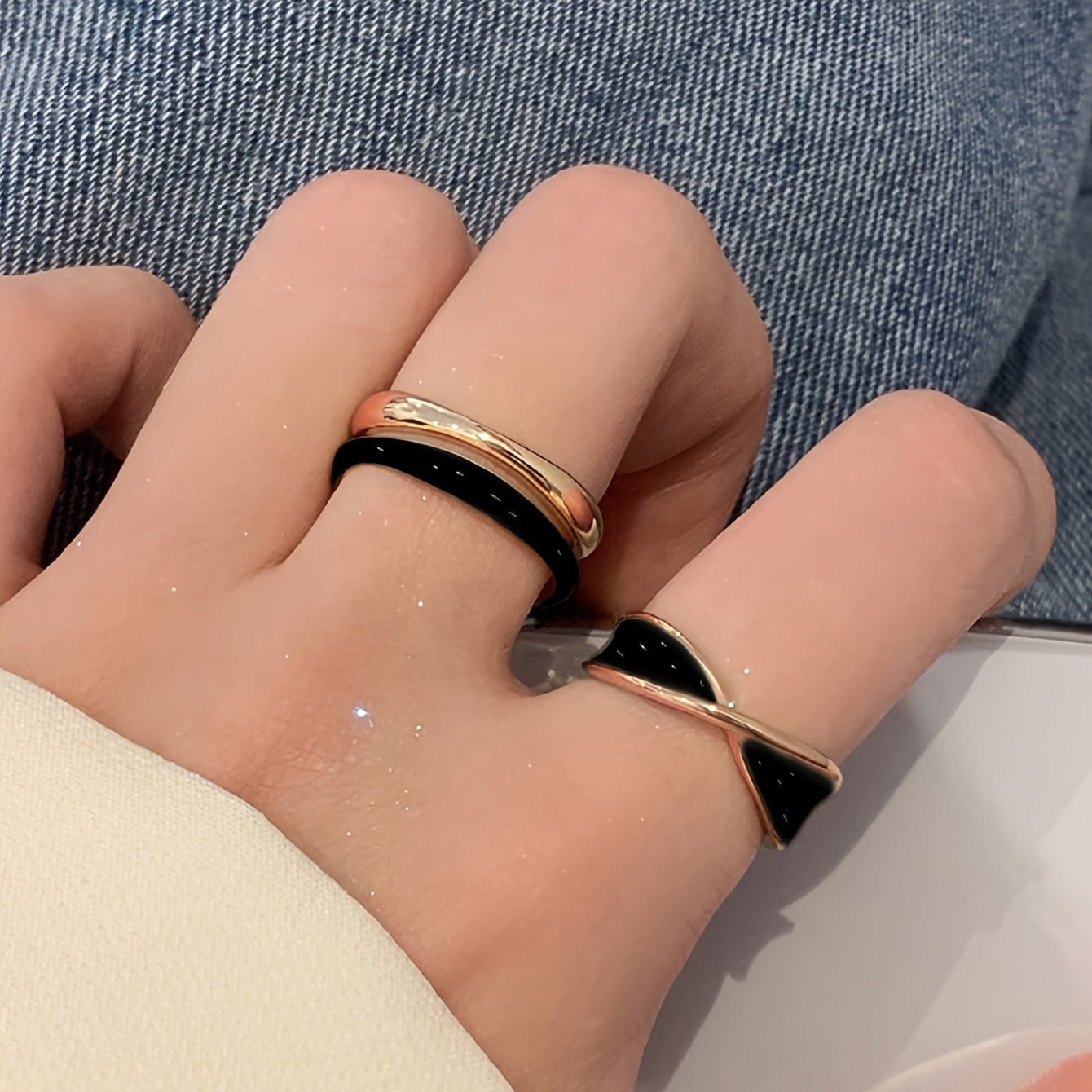 💍 2 Adet Minimalist Siyah & Altın Yüzük – Şık Günlük Kombinler