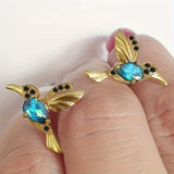 🌺 Sinek Kuşu Püsküllü Küpe – Doğadan İlham Alan Zarafet