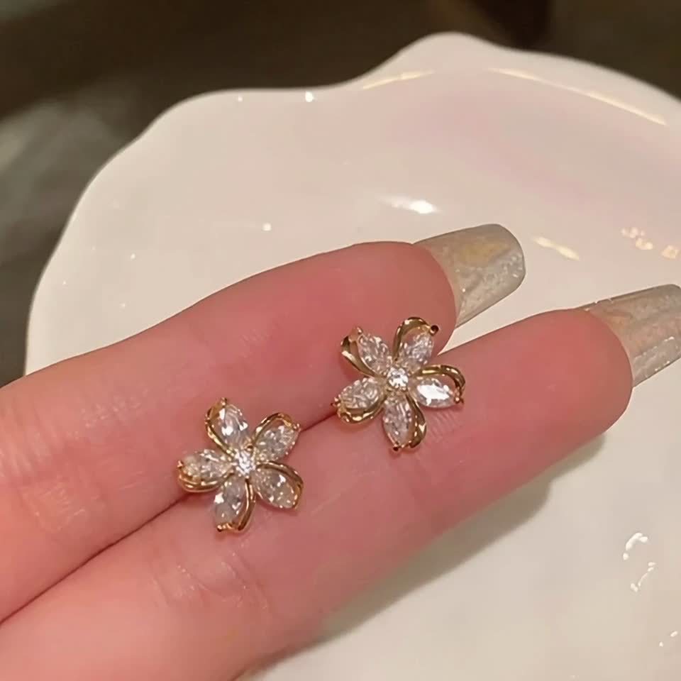 🌹 Gül Altın Çiçek Küpe – Zarif Dokunuş